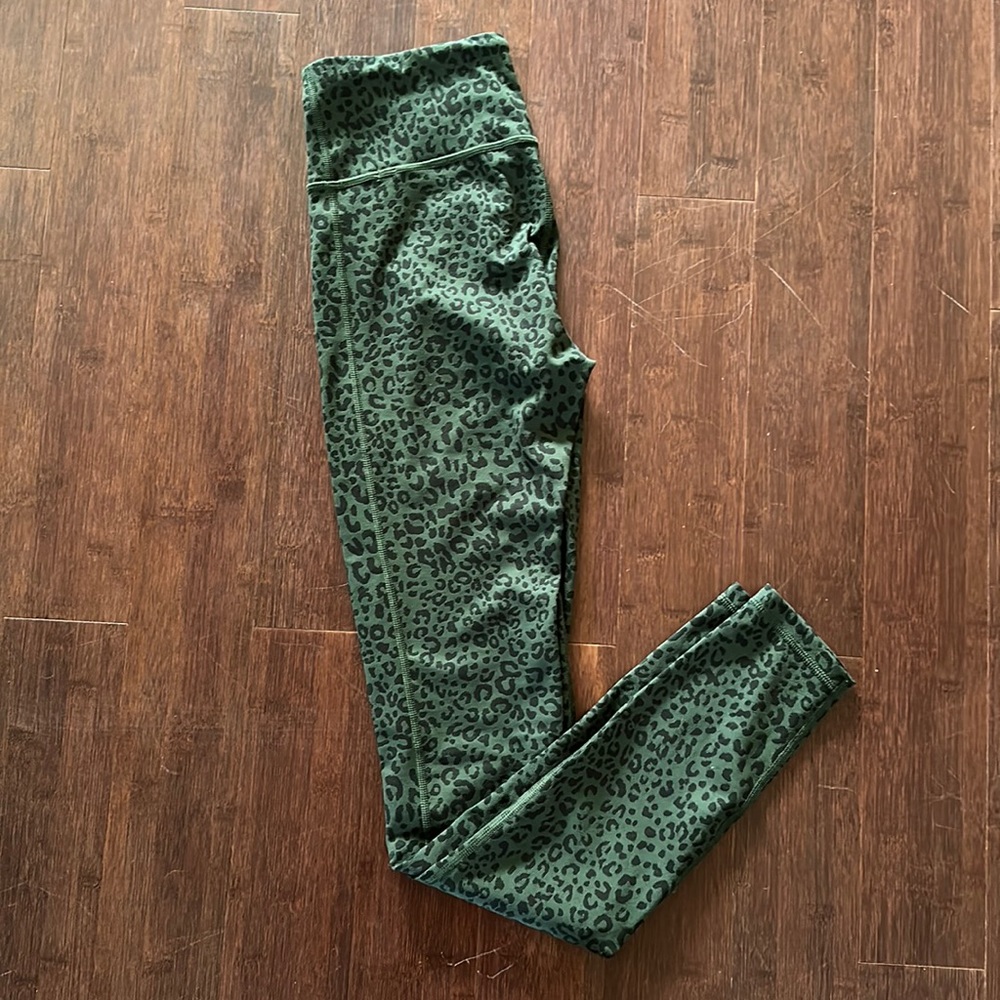 Dark Green Cheetah Blackout Leggings in S Tall